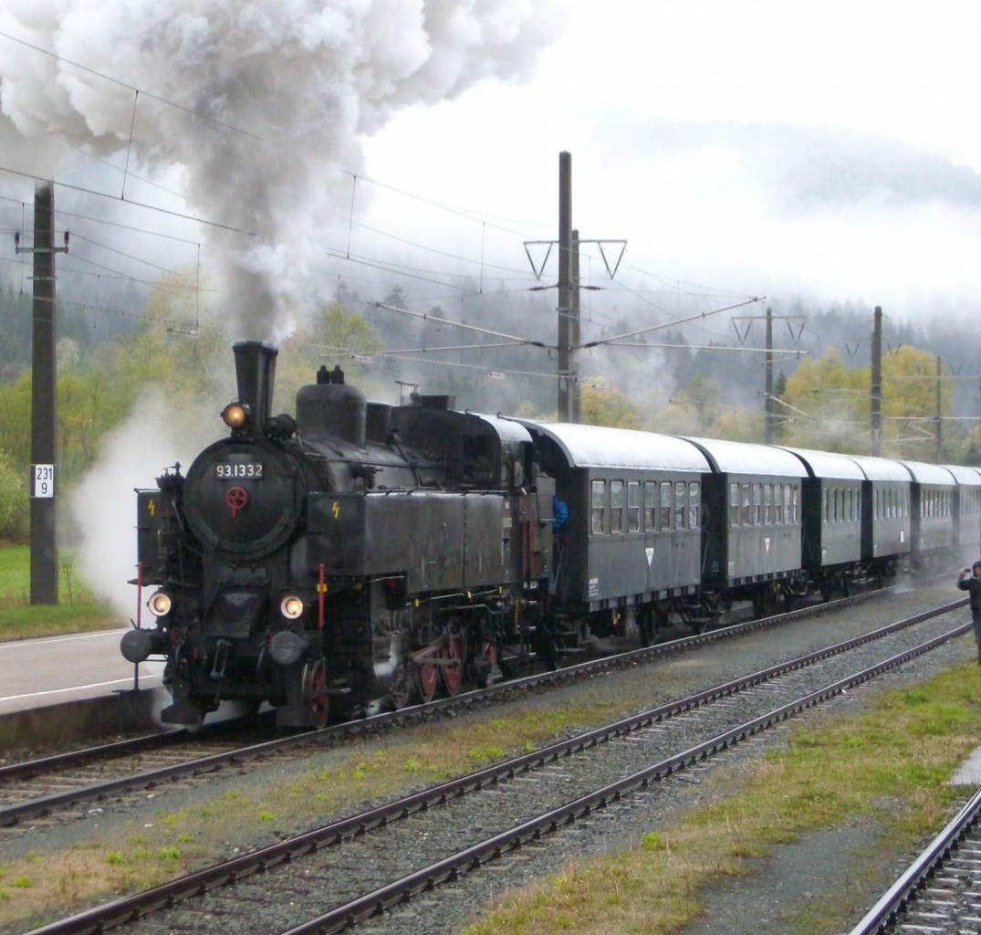 93.1332 mit einem Sonderzug vom Lienz nach Spittal-Millstättersee am 22.4.2012 bei der Abfahrt in Greifenburg-Weißensee. Schublok war 139 133-3 von Lokomotion.