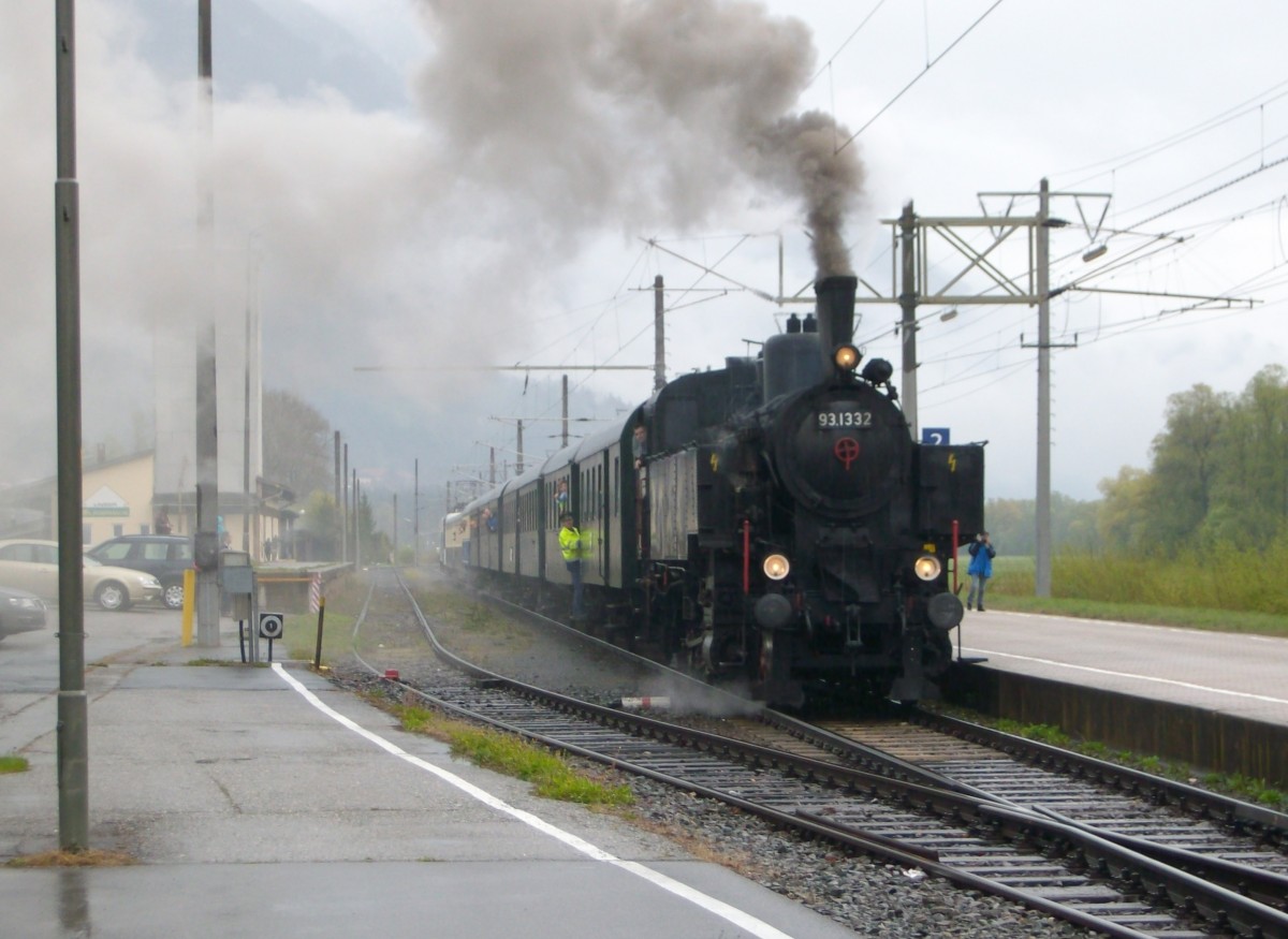 93.1332 mit einem Sonderzug von Spittal-Millstättersee nach Lienz am 22.4.2012 bei der Einfahrt in Greifenburg-Weißensee. Schublok war 139 133-3 von Lokomotion.