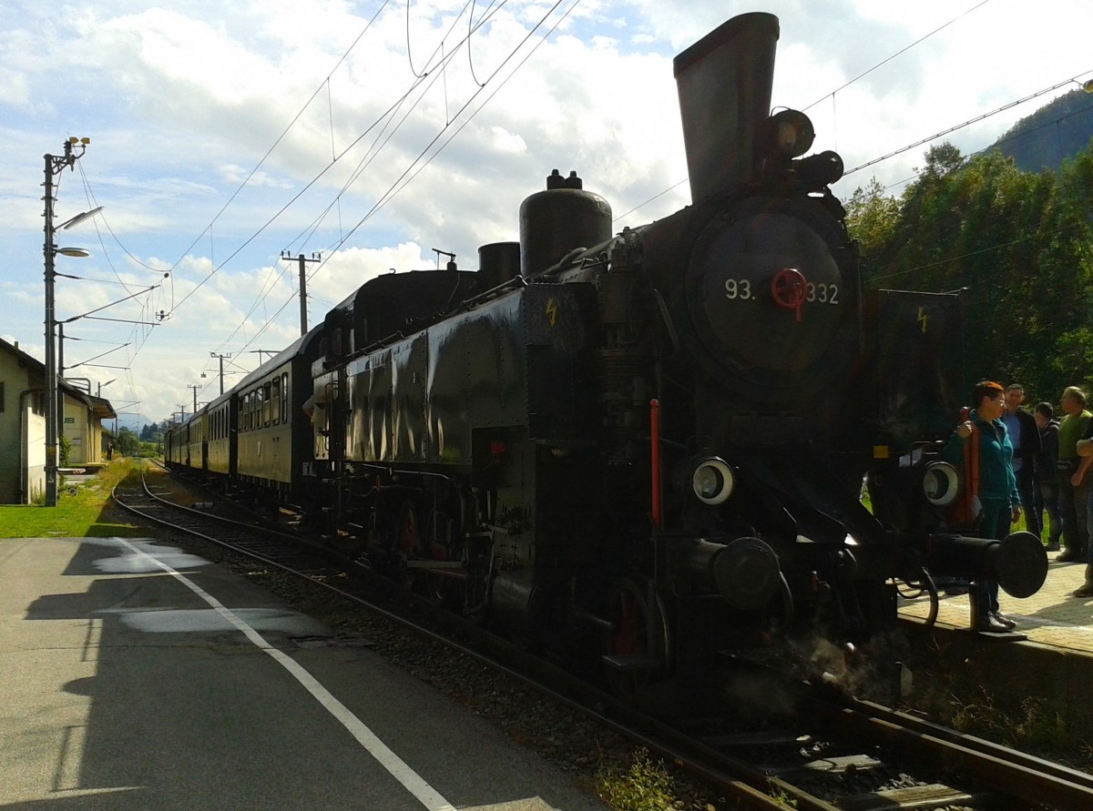 93.1332 mit SR 14838 (Spittal-Millstättersee - Lienz) am 19.9.2015 beim Halt in Oberdrauburg. Schublok war 1245 005-2