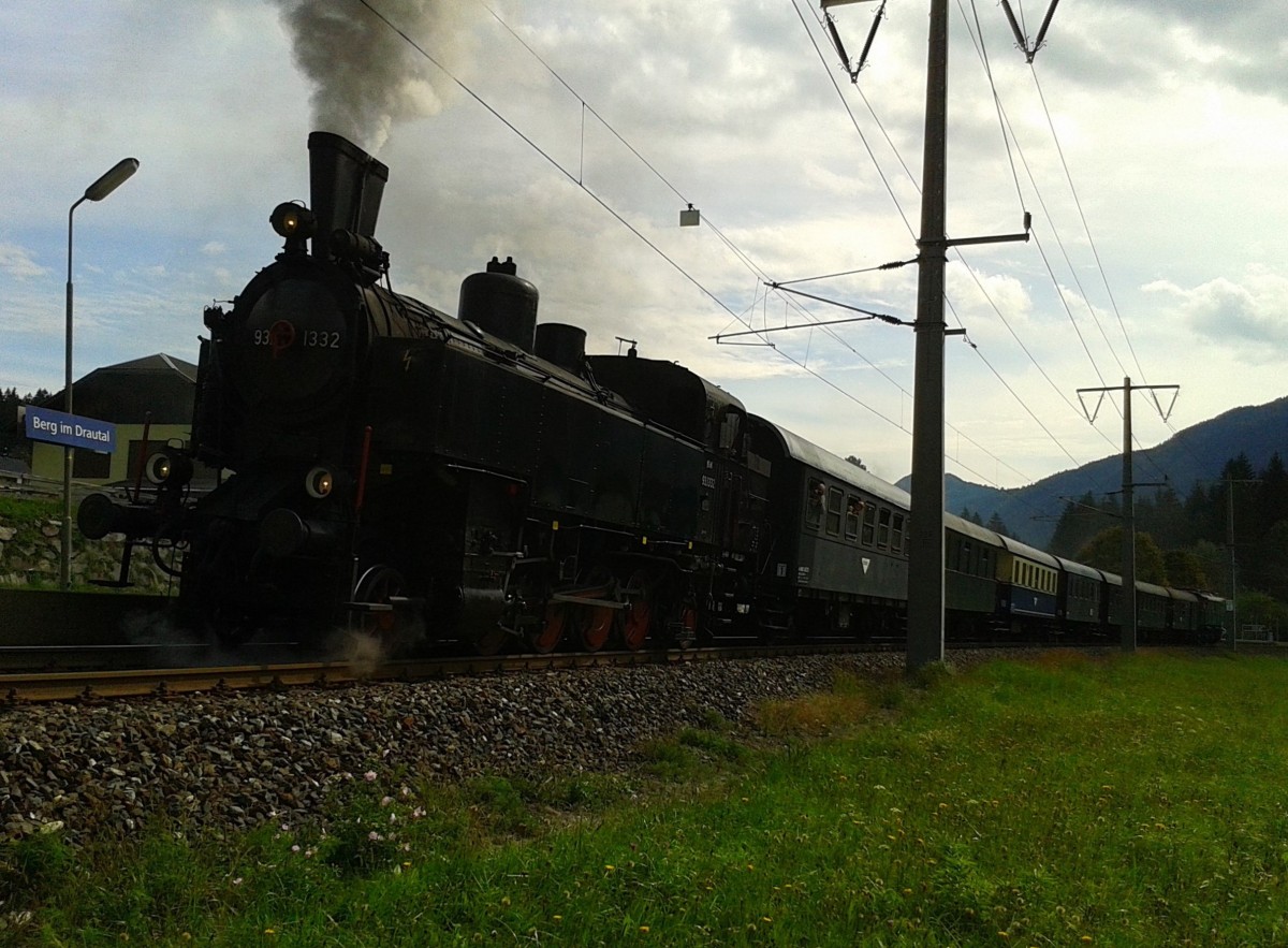 93.1332 mit SR 14838 (Spittal-Millstättersee - Lienz) am 19.9.2015 beim Halt in Berg im Drautal. Schublok war 1245 005-2