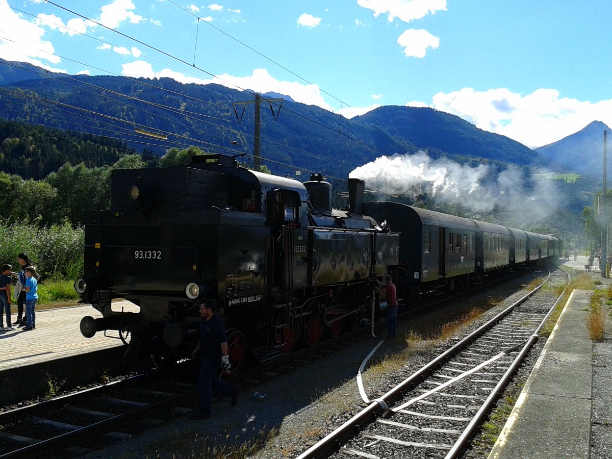 93.1332 mit SR 14843 (Lienz - Spittal-Millst�ttersee) am 20.9.2015 beim Wasserfassen in Greifenburg-Wei�ensee. Schublok war 1245 005-2