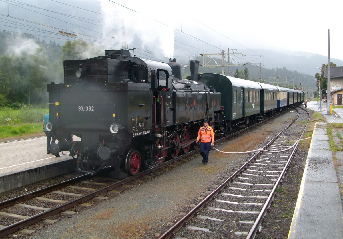 93.1332 mit SR 14843 (Lienz - Spittal-Millstättersee) am 21.9.2014 beim Wasserfassen in Greifenburg-Weißensee. Schublok war 1245 005-2