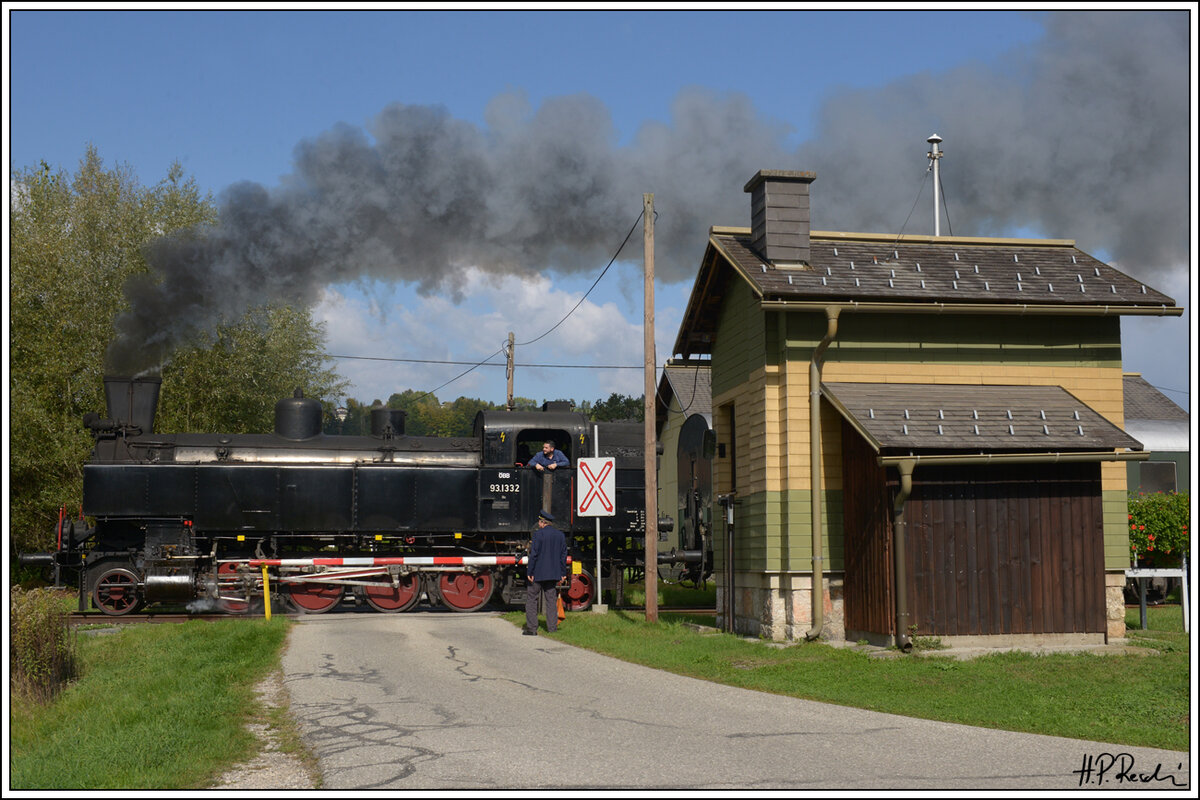93.1332 der NBiK bei der Ausfahrt aus dem Bahnhof Weizelsdorf am 9.10.2021. 