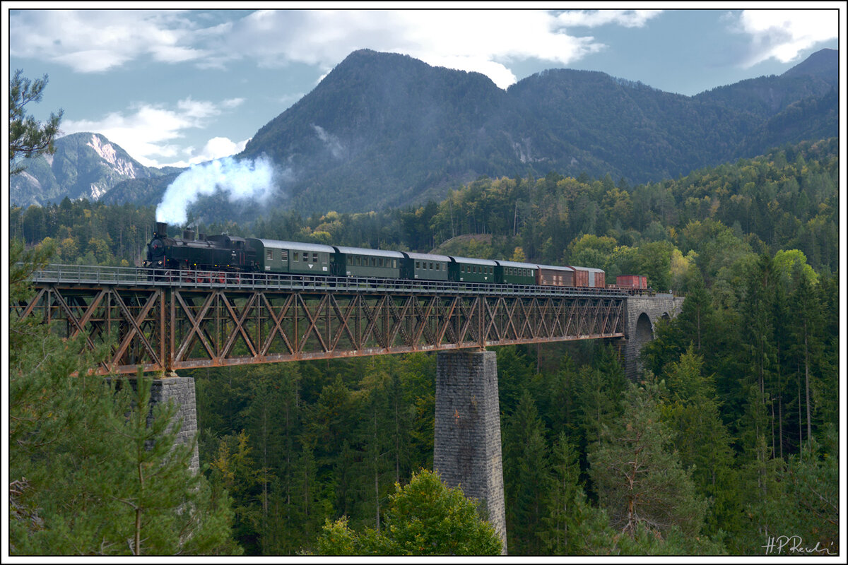 93.1332 der NBiK bei der Querung des 239 Meter langen Rosenbach-Viadukt am 9.10.2021. (Bild ausgetauscht, da ich die Dampffahne noch einmal überarbeitet habe)