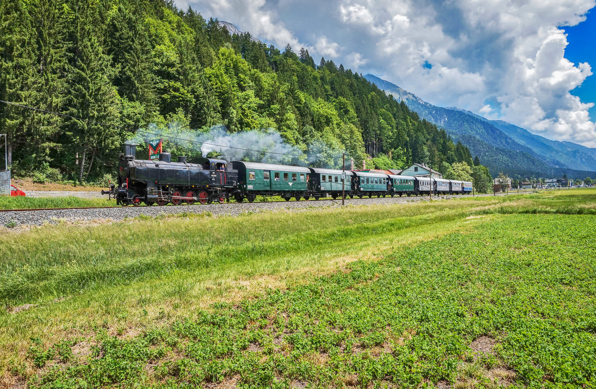 93.1332 der NBiK brachte am 3.6.2017 einen Sonderzug von St. Veit a. d. Glan zum Speckfest nach Hermagor.
Hier zu sehen kurz vor dem  Bahnhof Hermagor.