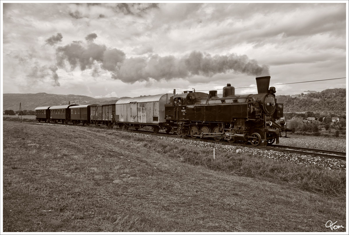 93.1332 der NBiK, fhrt mit einem Foto GmP von Weizelsdorf nach Ferlach.
Carnica 1.9.2013
