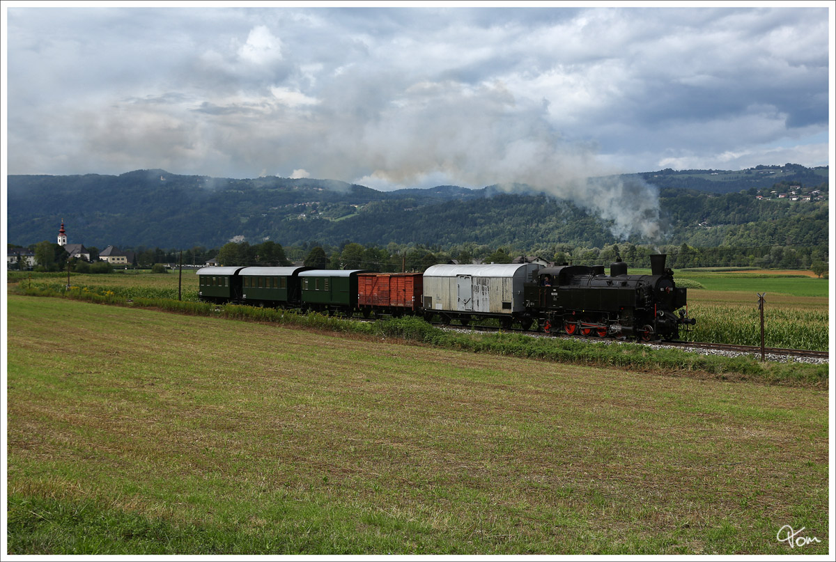 93.1332 der NBiK, fhrt mit einem Foto GmP von Weizelsdorf nach Ferlach. 
Kappel an der Drau 1.9.2013