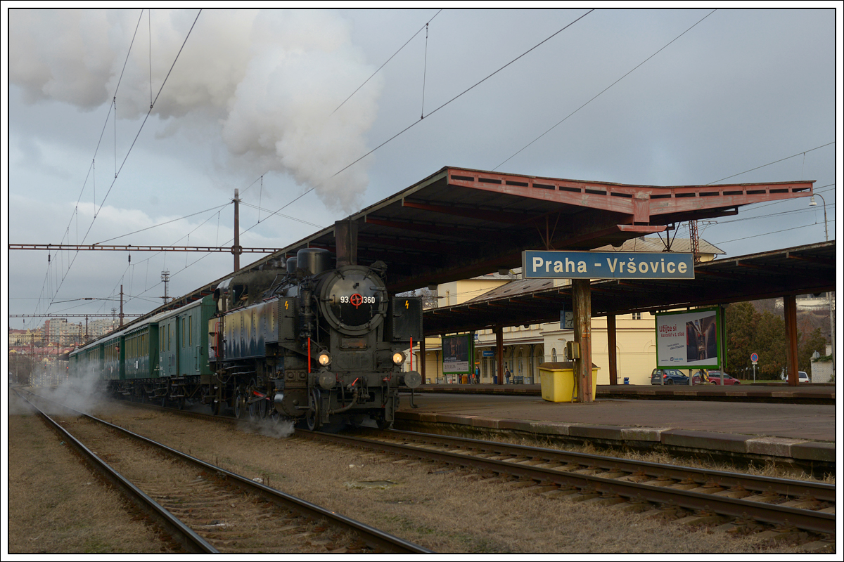 93.1360 (431.032) mit ihrem Sp 11999 am 31.12.2018 bei der Ausfahrt aus Praha-Vršovice. 