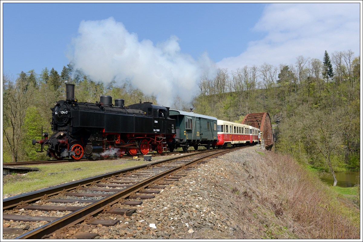 93.1360 am 30.4.2017 mit einem Fotozug bei der Querung der Sázava kurz vor der Haltestelle Rataje nad Sázavou zastávka. 