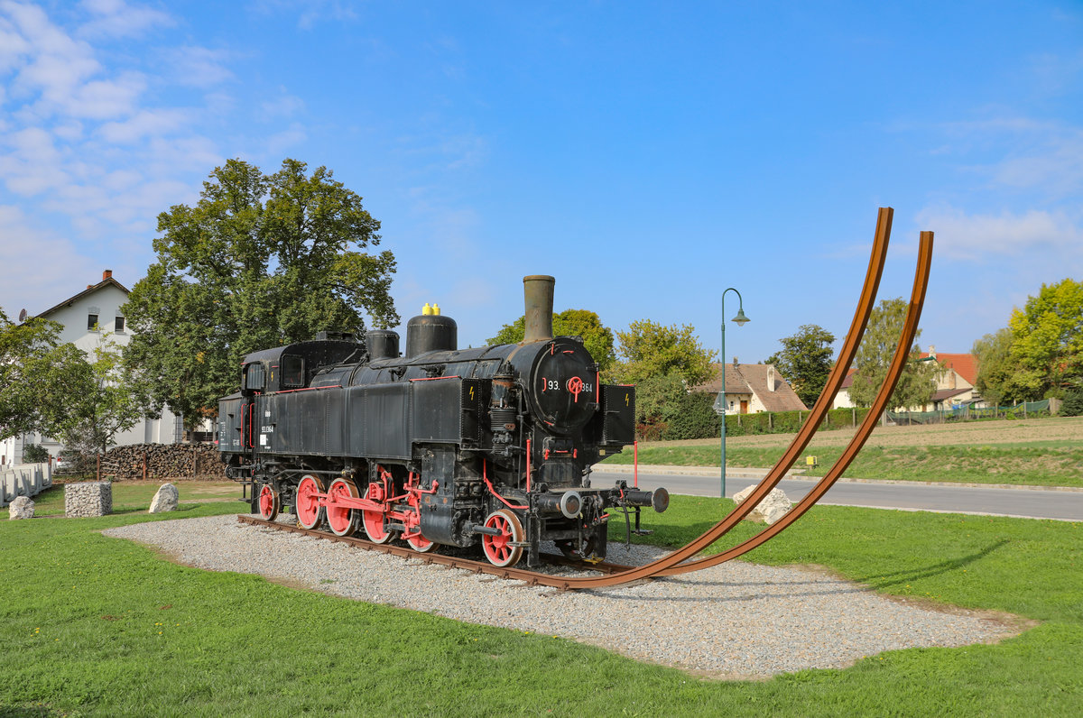 93.1364 erinnert im Bahnhof Ernstbrunn an längst vergangene Zeiten. 
16.09.2018