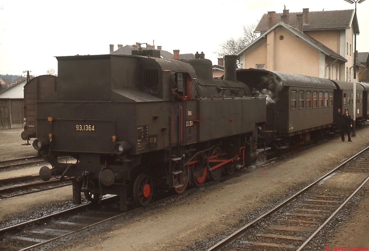 93.1364 vor einem Personenzug nach Waidhofen an der Thaya (Anfang April 1975)