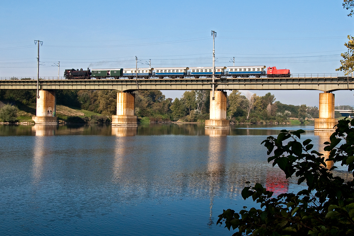93.1420 und 2062 053 überqueren die neue Donau in Wien. Die Aufnahme entstand am Vormittag des 20.09.2014.