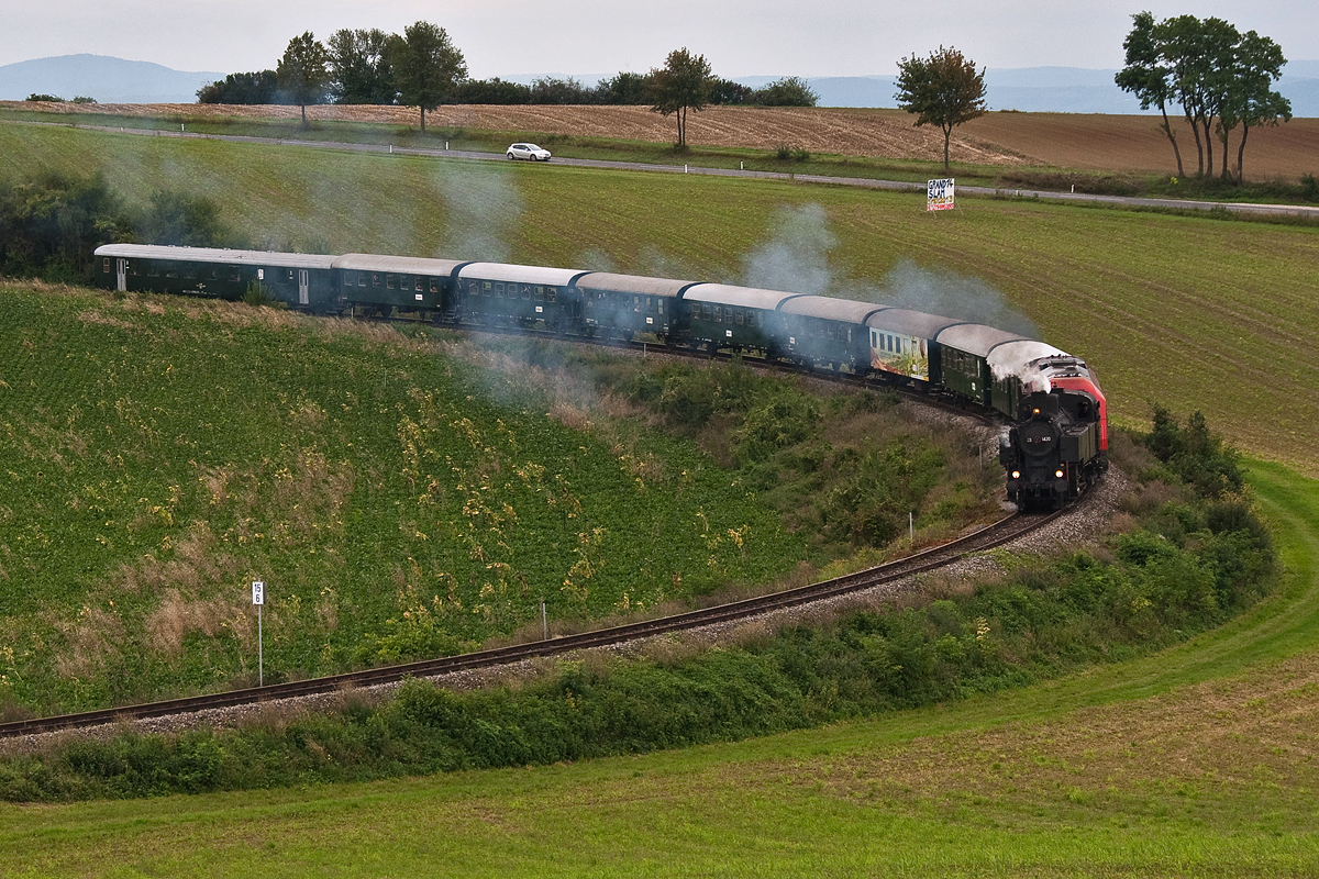 93.1420 bringt mit der BR 2016 022 den  NostalgieExpress Leiser Berge  von Korneuburg nach Ernstbrunn. Wrnitz-Hetzmannsdorf, am 21.09.2013.