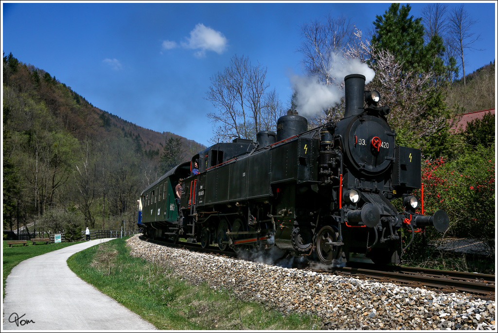 93.1420 fährt durch das frühlingshafte Traisental, von St.Pölten nach Markt St.Aegyd. 
Schrambach 19.4.2015