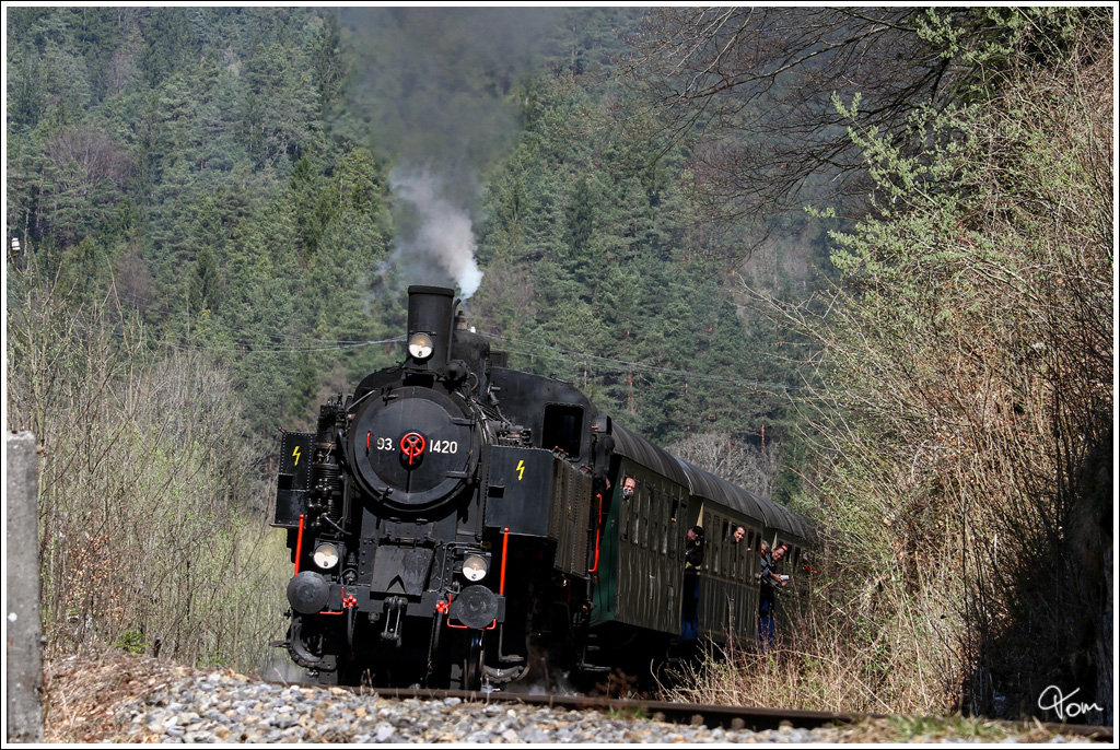 93.1420 fährt durch das frühlingshafte Traisental, von St.Pölten nach Markt St.Aegyd. 
Hohenberg 19.4.2015