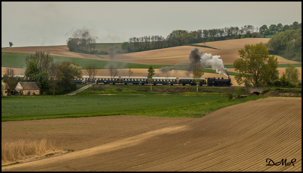 93.1420 fährt mit den sehr gut befüllten Sonderzug zum 9. Nostalgietreffen auf Strasse und Schiene in Ernstbrunn. 1.5.2016