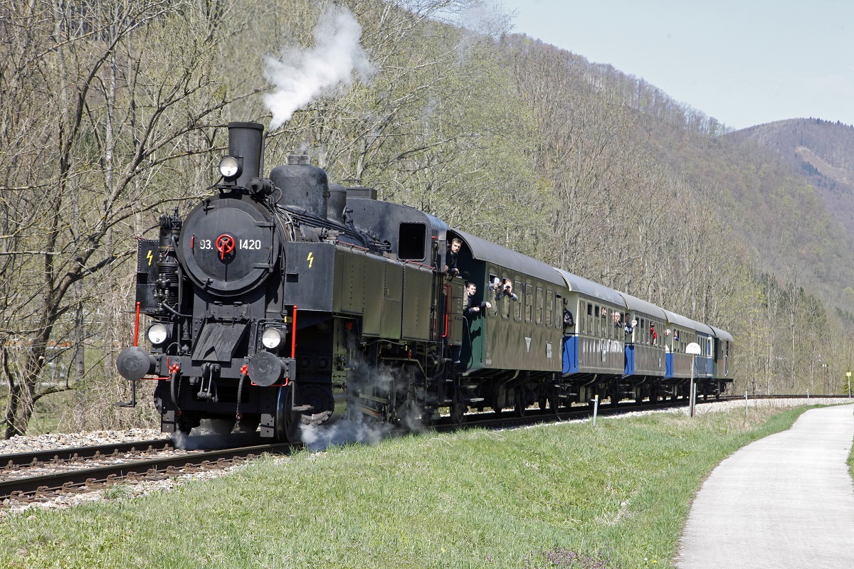 93.1420 mit Sonderzug bei Freiland am 19.04.2015.
