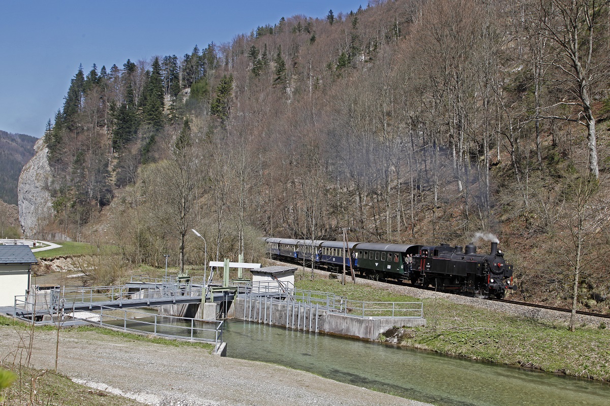 93.1420 mit Sonderzug bei St.Ägyd am Neuwald am 19.04.2015.