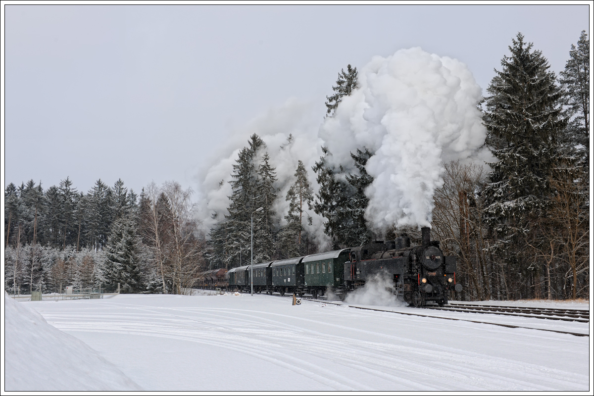 93.1420 vom  Verein neue Landesbahn  bei der Scheineinfahrt in den Bahnhof Waldhausen anlässlich einer Fotofahrt am 10.2.2013.