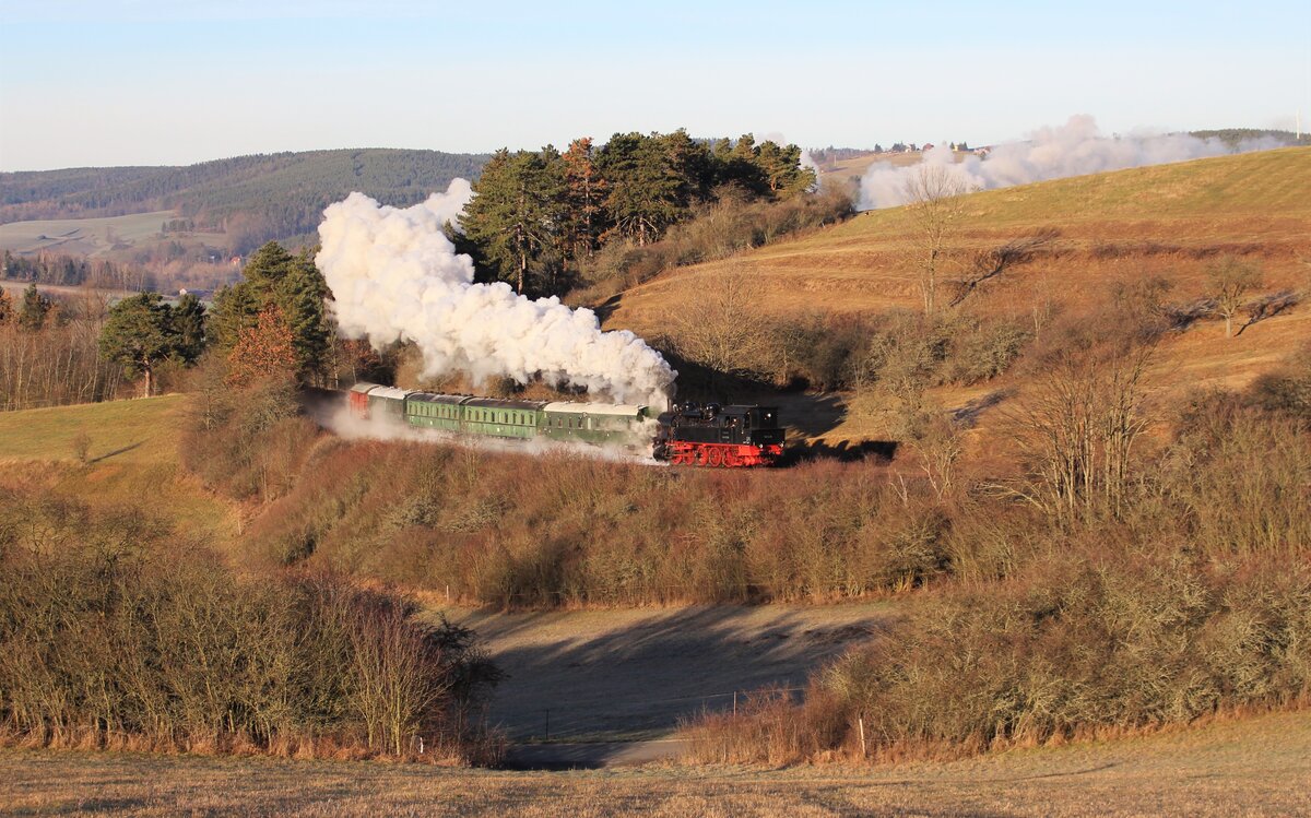 94 1538 (DPN 77126) fuhr am 29.12.19 von Ilmenau über Arnstadt nach Katzhütte. Hier ist der Zug bei Bechstedt zu sehen.