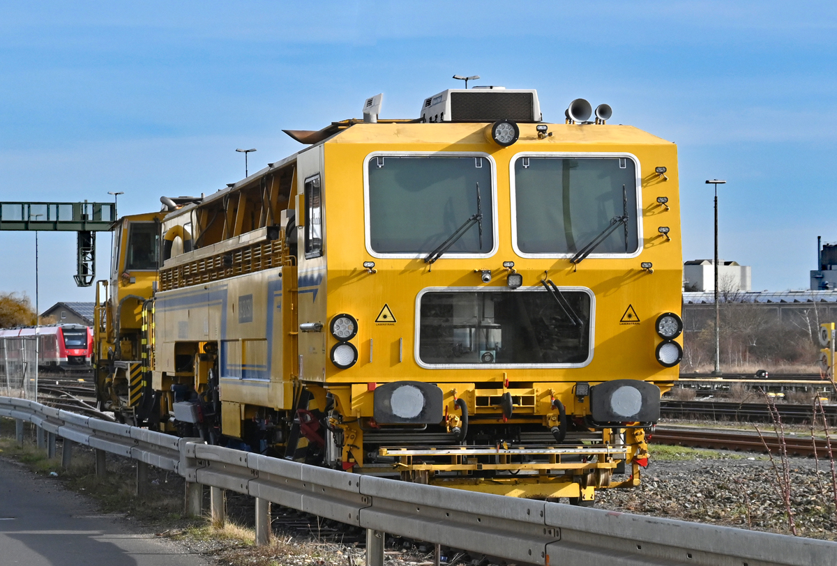 9421 014-8 Plasser & Theurer, Zweiwellenstopfmaschine 09-32 CSM im Bf Euskirchen - 13.02.2022