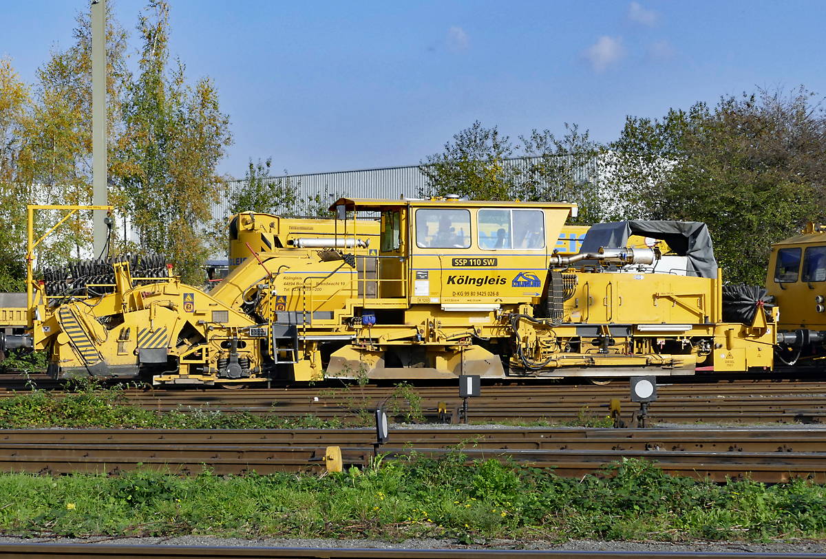 9425 026-8, SSP 110 SW, Schotterplaniermaschine von Kölngleis in Brühl-Vochem - 03.11.2017