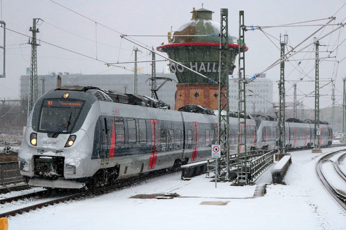 9442 ??? und 9442 119 (Bombardier Talent 2) von Abellio Rail Mitteldeutschland als RE 74710 (RE9) von Bitterfeld nach Kassel-Wilhelmshöhe erreichen Halle(Saale)Hbf auf Gleis 8 bei Schneetreiben. [3.12.2017 | 15:01 Uhr]