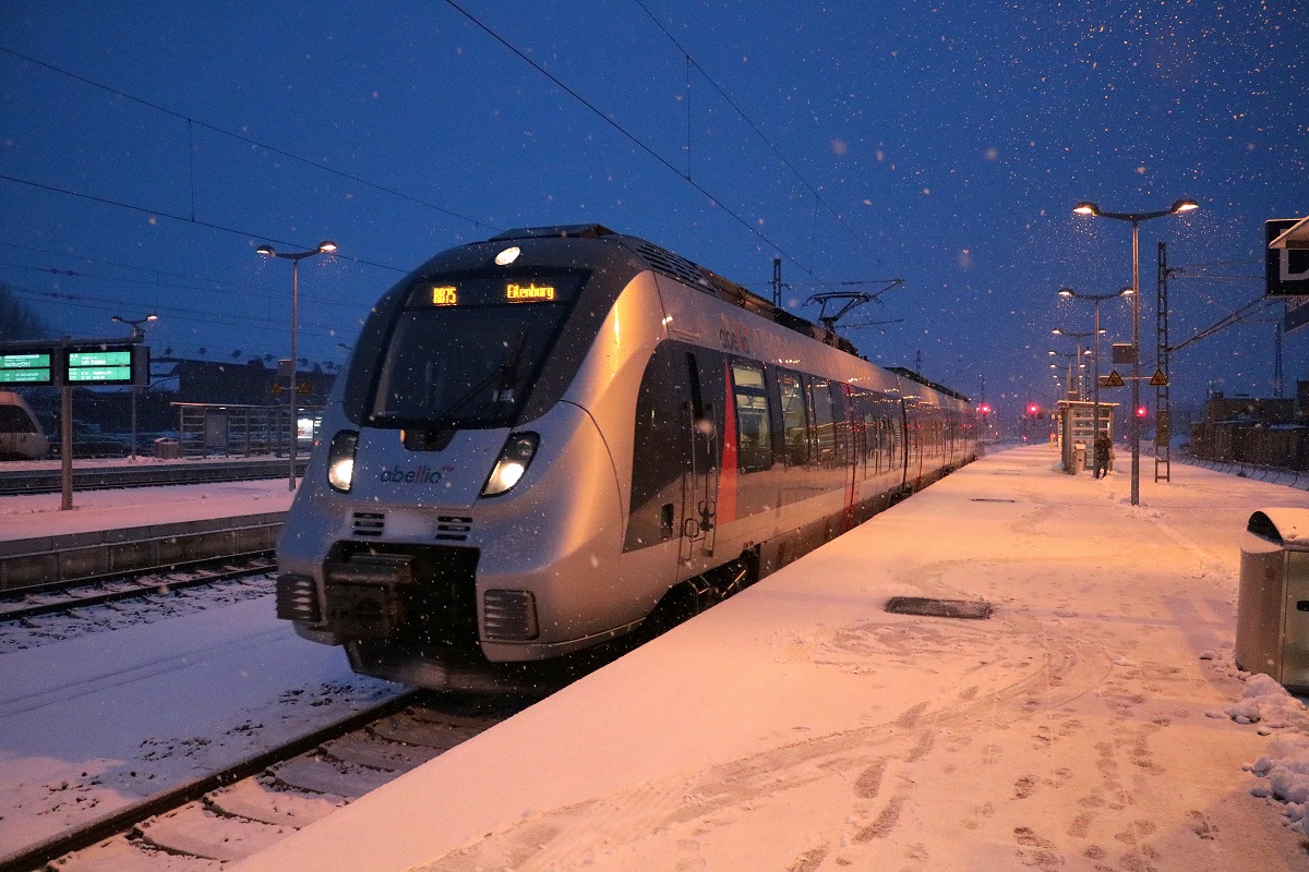 9442 ??? (Bombardier Talent 2) von Abellio Rail Mitteldeutschland als RB 74778 (RB75) von Eilenburg nach Lutherstadt Eisleben erreicht Halle(Saale)Hbf auf Gleis 9. [3.12.2017 | 16:26 Uhr]