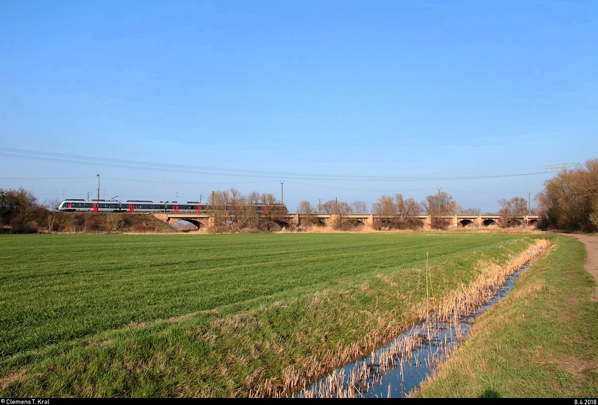 9442 ??? (Bombardier Talent 2) von Abellio Rail Mitteldeutschland als RE 74732 (RE19) von Halle(Saale)Hbf Gl. 13a nach Leinefelde fährt in der Saaleaue bei Angersdorf auf der Bahnstrecke Halle–Hann. Münden (KBS 590). [8.4.2018 | 18:11 Uhr]