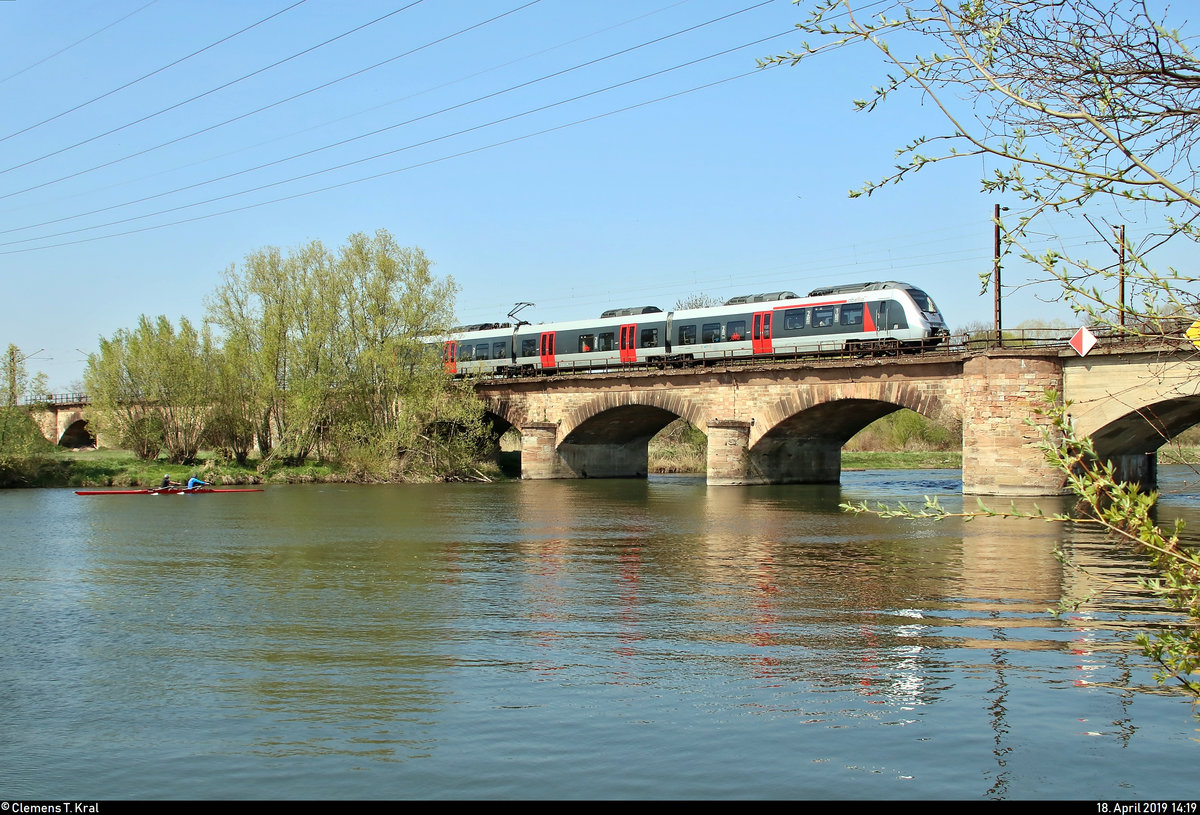 9442 ??? (Bombardier Talent 2) von Abellio Rail Mitteldeutschland als RB 74779 (RB75) von Nordhausen nach Halle(Saale)Hbf überquert die Saale bei Halle-Böllberg/Wörmlitz auf der Bahnstrecke Halle–Hann. Münden (KBS 590).
Vervollständigt wird das Gesamtbild durch zwei Wassersportler.
[18.4.2019 | 14:19 Uhr]