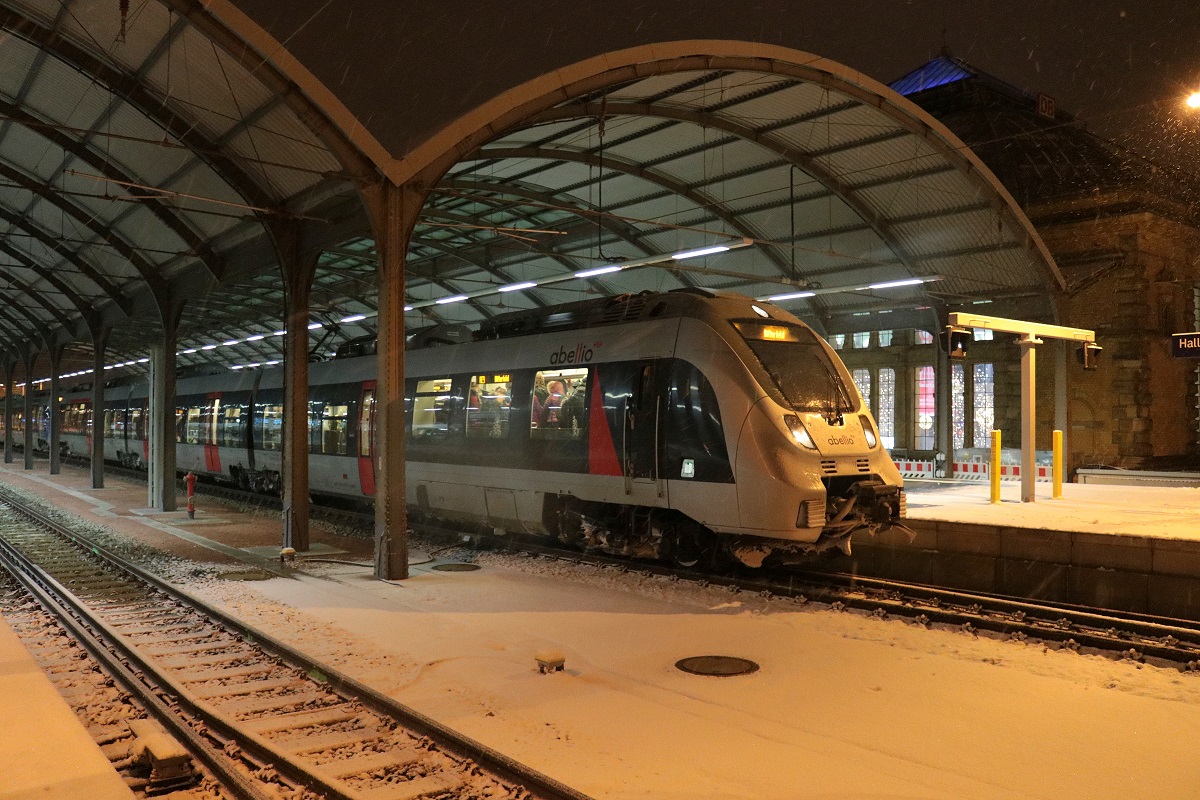 9442 ??? und ein weiterer 9442 (Bombardier Talent 2) von Abellio Rail Mitteldeutschland als verspäteter RE 74711 (RE9) von Kassel-Wilhelmshöhe nach Bitterfeld stehen in Halle(Saale)Hbf auf Gleis 9. [3.12.2017 | 17:07 Uhr]