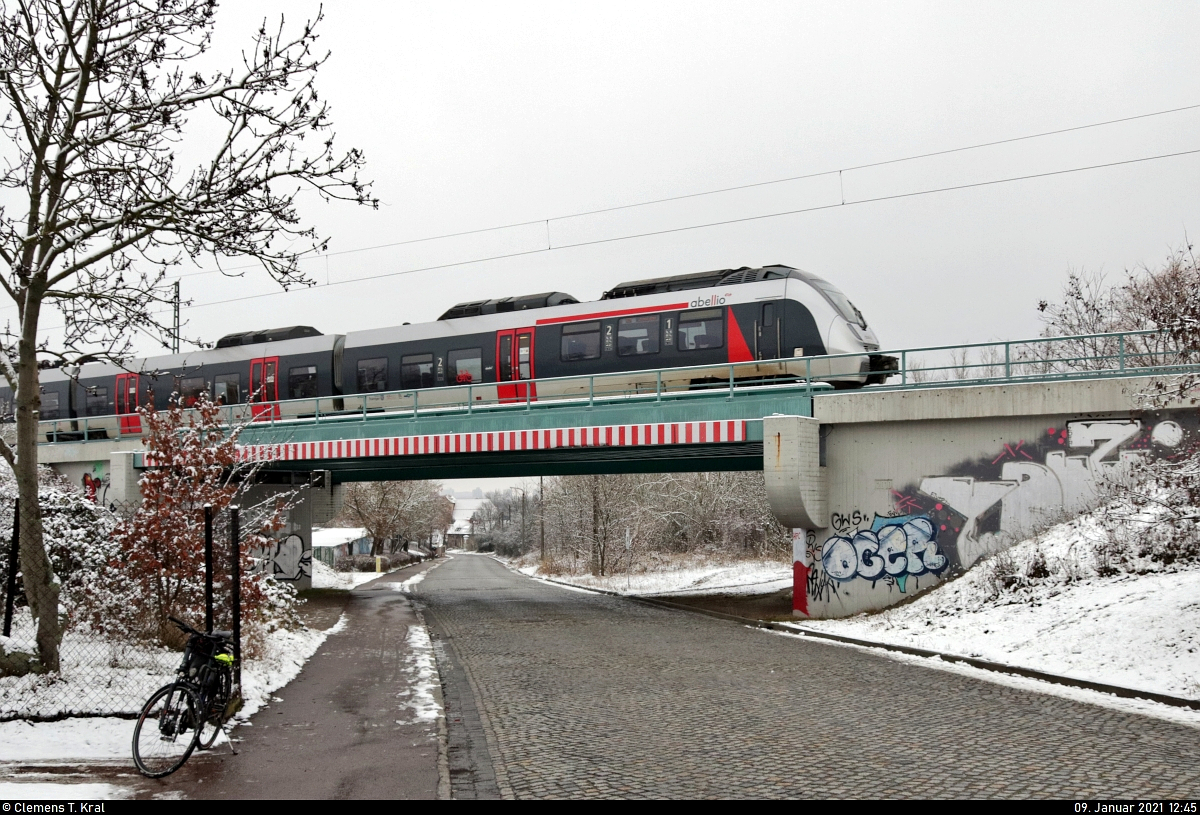 9442 101 (Bombardier Talent 2) auf der Brücke über die Kaiserslauterer Straße in Halle Südstadt.

🧰 Abellio Rail Mitteldeutschland GmbH
🚝 RB 74776 (RB75) Halle(Saale)Hbf–Lutherstadt Eisleben
🚩 Bahnstrecke Halle–Hann. Münden (KBS 590)
🕓 9.1.2021 | 12:45 Uhr