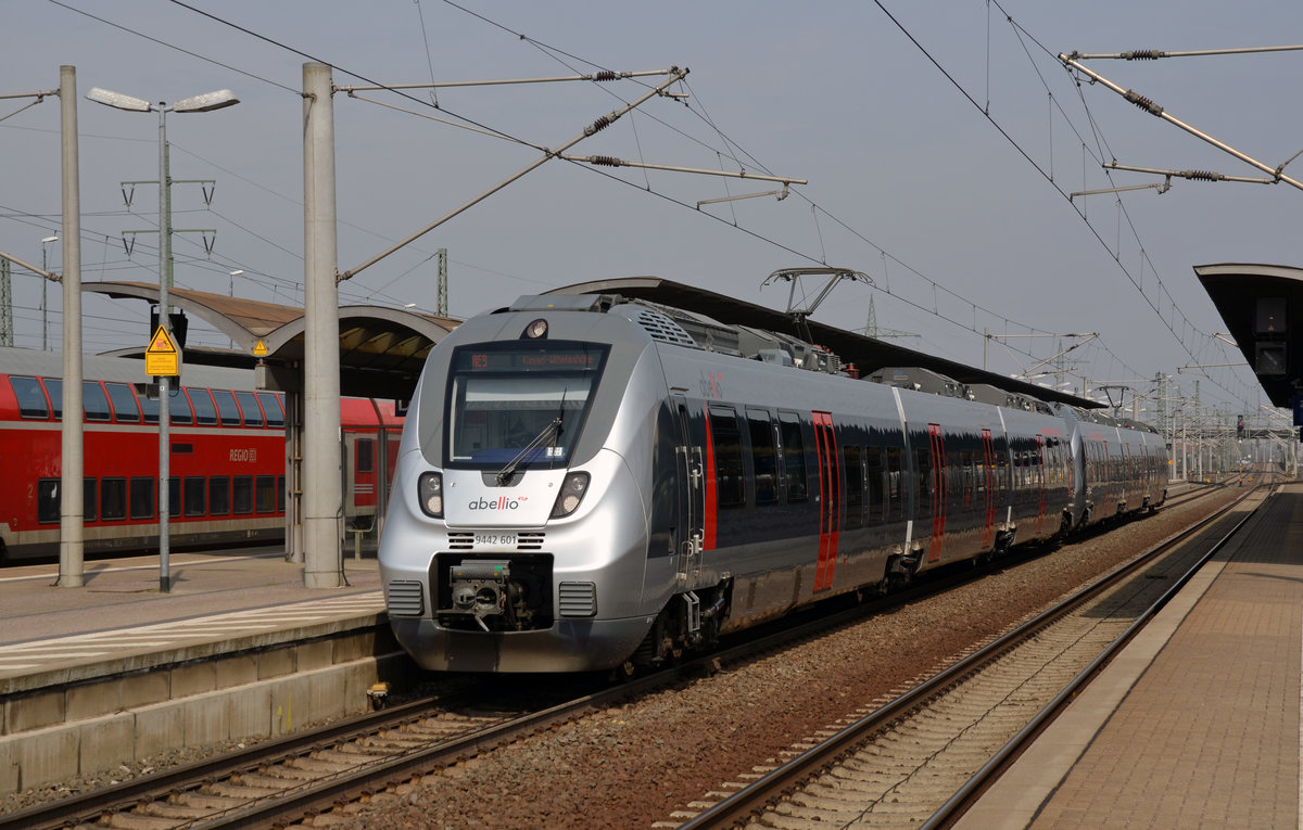 9442 101 stand am 05.04.16 zur Abfahrt nach Kassel-Wilhelmshöhe in Bitterfeld bereit. Werkstags werden einzelne Züge in Bitterfeld vom Gleis3 statt vom Gleis 6 abgefahren.