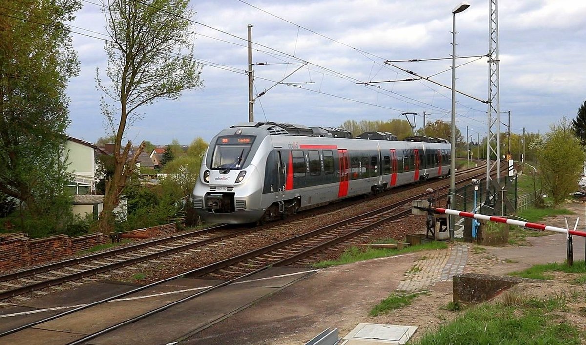 9442 102 (Bombardier Talent 2) von Abellio Rail Mitteldeutschland als RE 74712 (RE19) von Halle(Saale)Hbf nach Leinefelde fährt an der Angersdorfer Straße in Zscherben auf der Bahnstrecke Halle–Hann. Münden (KBS 590) vorbei. [11.4.2017 - 18:15 Uhr]