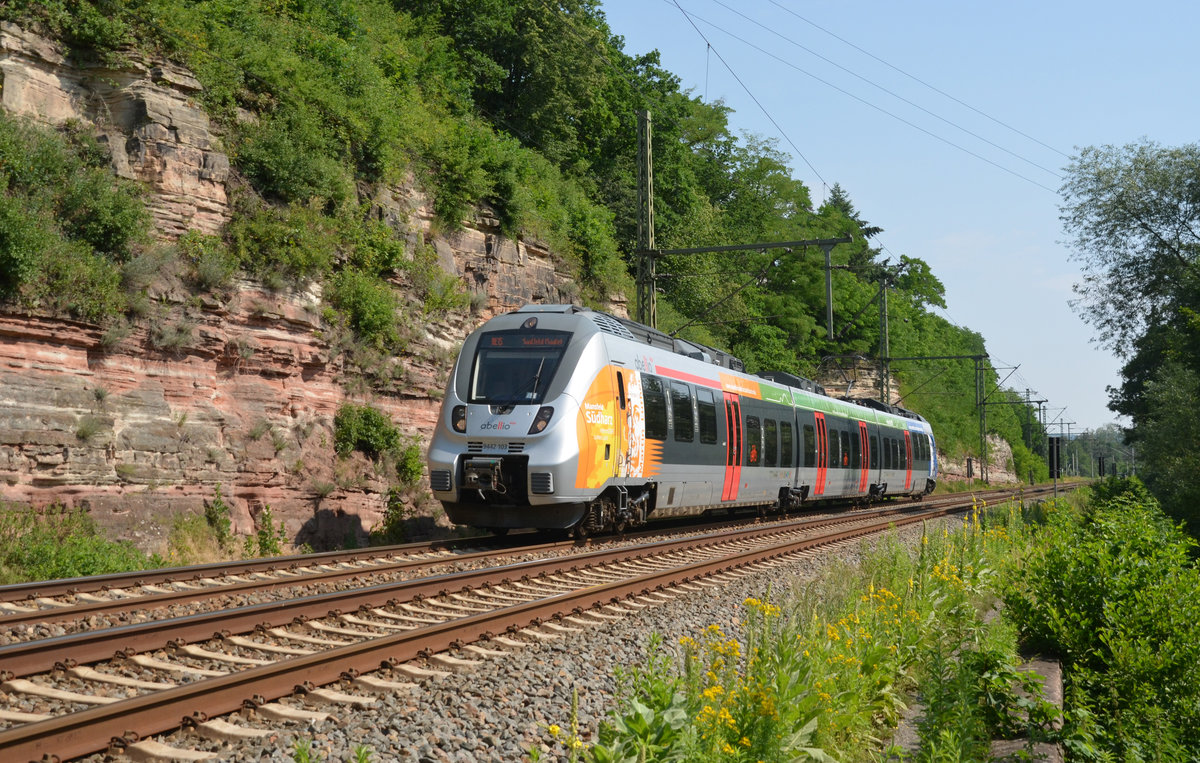 9442 103 von abellio war am 22.06.19 von Jena Saalbahnhof unterwegs nach Saalfeld(S). Hier rollt er durch Kahla Richtung Haltepunkt.