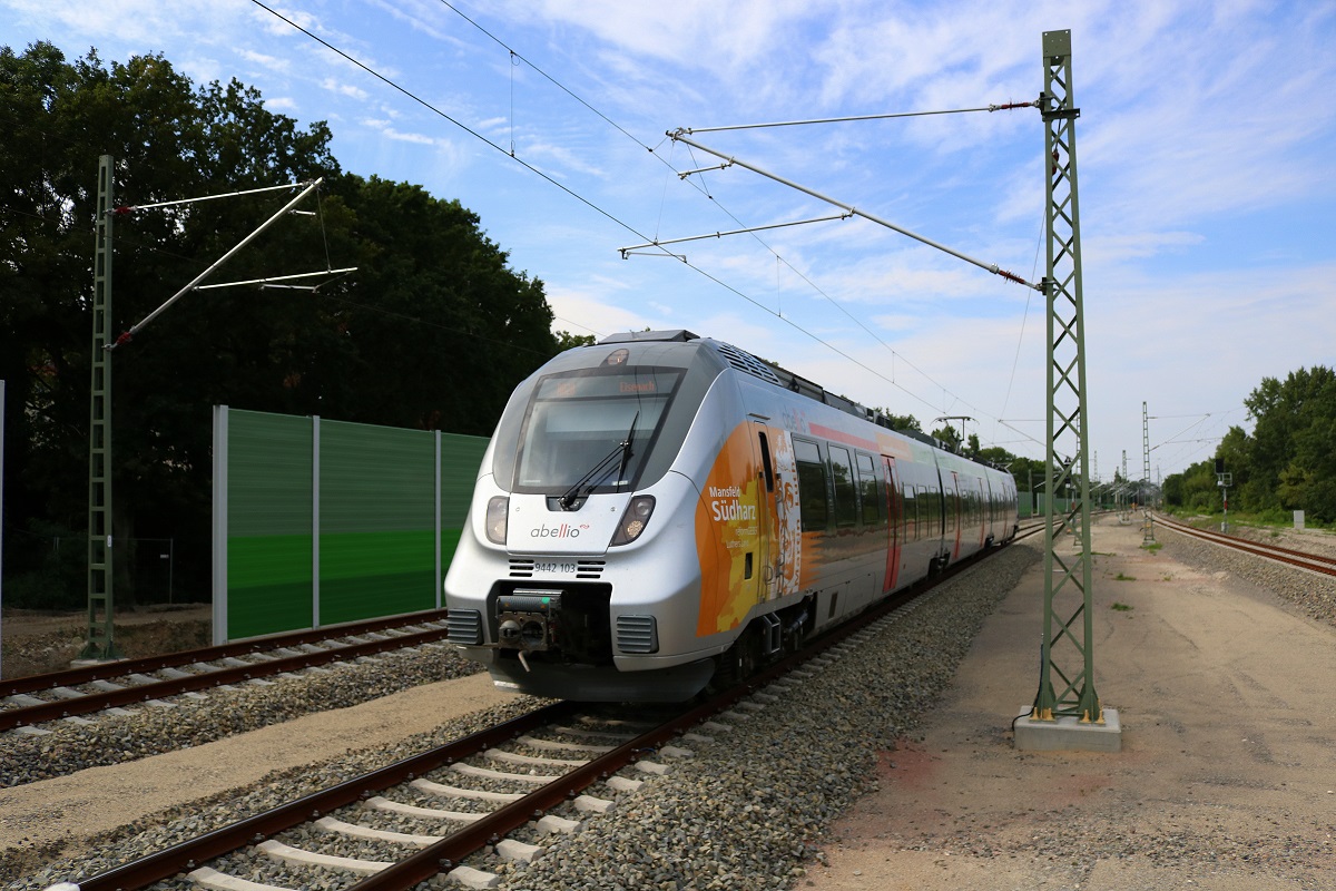 9442 103 (Bombardier Talent 2) von Abellio Rail Mitteldeutschland als RB 74626 (RB20) von Halle(Saale)Hbf Gl. 13a nach Eisenach erreicht den Bahnhof Schkopau auf der Bahnstrecke Halle–Bebra (KBS 580). [8.8.2017 - 16:36 Uhr]