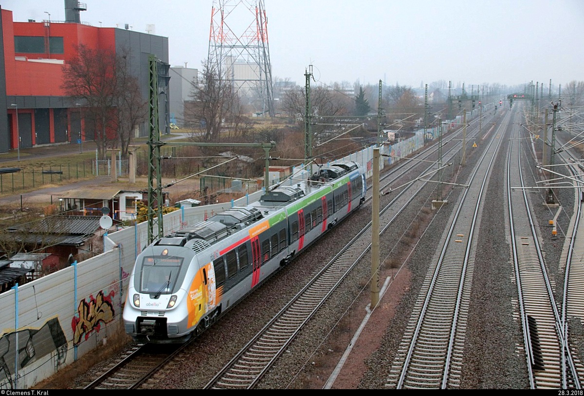 9442 103 (Bombardier Talent 2) von Abellio Rail Mitteldeutschland als RB 74768 (RB75) von Halle(Saale)Hbf nach Lutherstadt Eisleben passiert den Abzweig Thüringen (At). Aufgenommen von der Brücke Dieselstraße, Halle (Saale). [28.3.2018 | 8:37 Uhr]