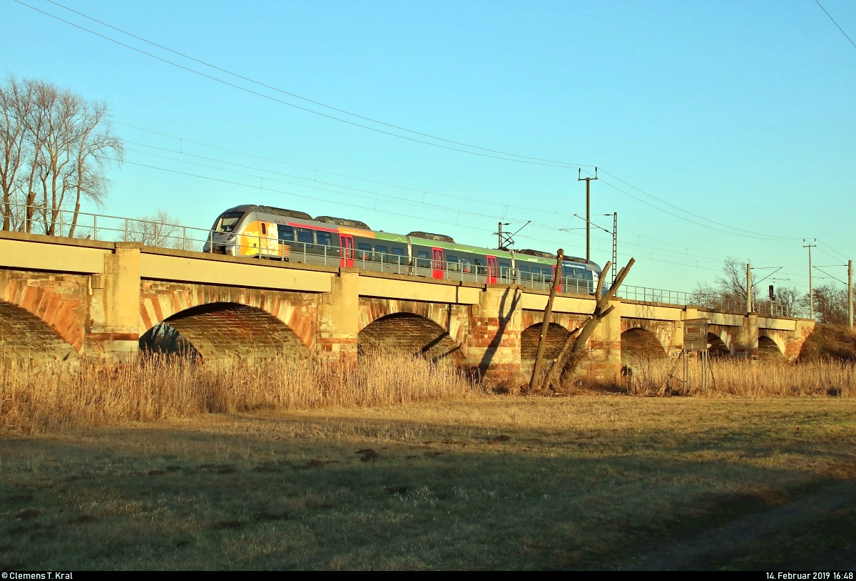 9442 103 (Bombardier Talent 2) von Abellio Rail Mitteldeutschland als RB 74784 (RB75) von Halle(Saale)Hbf nach Sangerhausen überquert die Saaleaue bei Angersdorf auf der Bahnstrecke Halle–Hann. Münden (KBS 590).
Wie man sieht, wurden ein paar Bäume entlang der Strecke in ihrer Länge gekürzt, sodass sich eine bessere Sicht auf die Brücke ergibt.
[14.2.2019 | 16:48 Uhr]