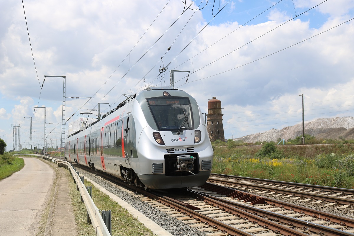 9442 104 (Bombardier Talent 2) von Abellio Rail Mitteldeutschland als RB 74809 (RB59) von Erfurt Hbf nach Dessau Hbf in Teutschenthal, Reichsbahnstraße, auf der Bahnstrecke Halle–Hann. Münden (KBS 590). [4.7.2017 - 13:45 Uhr]
