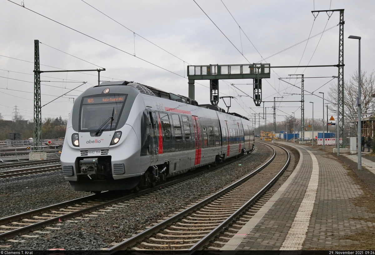 9442 104 (Bombardier Talent 2) durfte nach etwa 7-minütiger Wartezeit den Bahnhof Angersdorf auf Gleis 2 verlassen. Die neue Signaltechnik wollte noch nicht so recht.

🧰 Abellio Rail Mitteldeutschland GmbH
🚝 RB 74771 (RB75) Lutherstadt Eisleben–Halle(Saale)Hbf
🚩 Bahnstrecke Halle–Hann. Münden (KBS 590)
🕓 29.11.2021 | 9:26 Uhr