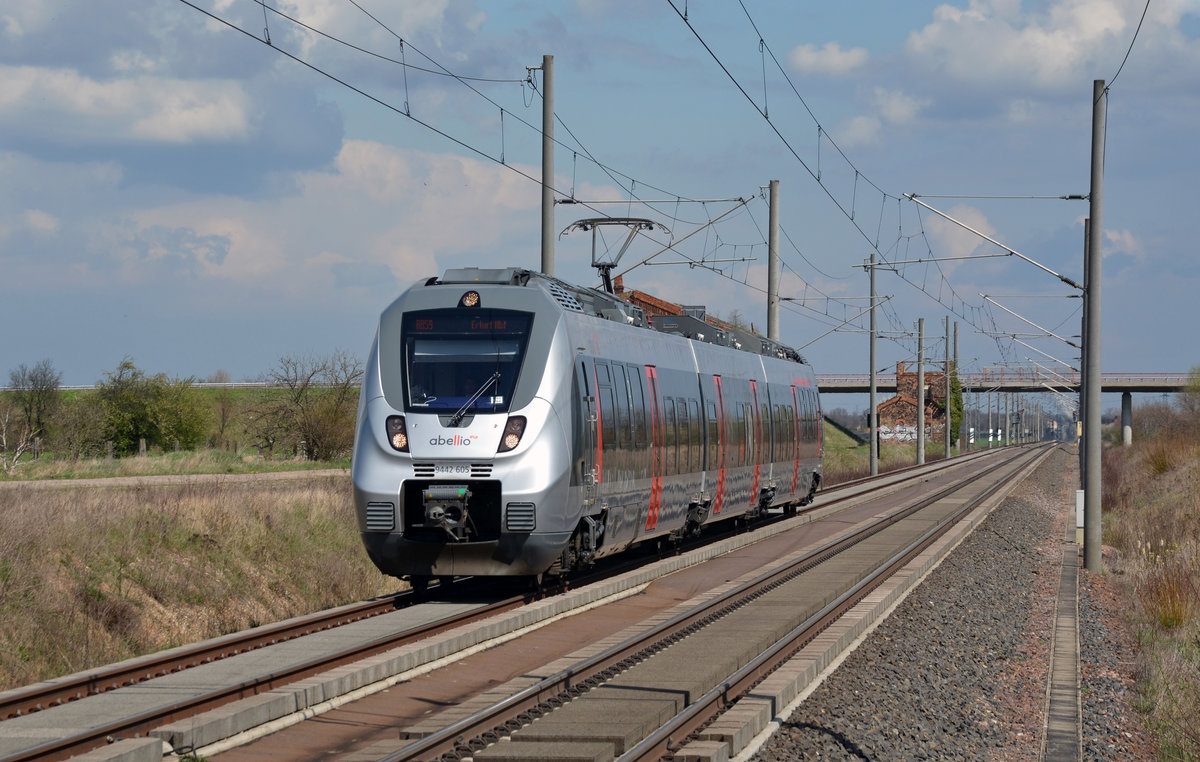 9442 105 der Abellio Mitteldeutschland war am 06.04.16 unterwegs von Bitterfeld nach Erfurt. Hier erreicht der Triebzug Brehna.