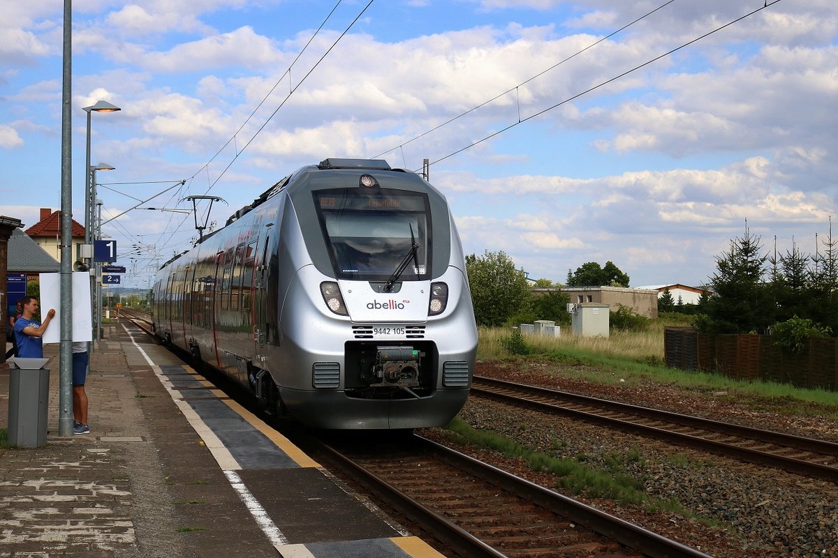 9442 105 (Bombardier Talent 2) von Abellio Rail Mitteldeutschland als RE 74730 (RE19) von Bitterfeld nach Leinefelde erreicht den Bahnhof Berga-Kelbra auf der Bahnstrecke Halle–Hann. Münden (KBS 590). [4.8.2017 - 17:21 Uhr]