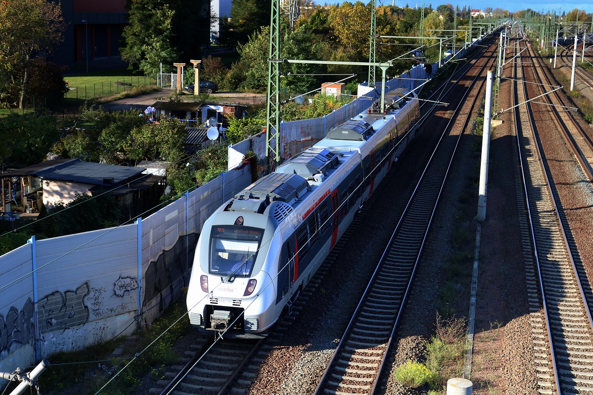 9442 105 (Bombardier Talent 2) von Abellio Rail Mitteldeutschland als RB 74778 (RB75) von Eilenburg nach Lutherstadt Eisleben passiert den Abzweig Thüringen (At). Aufgenommen von der Brücke Dieselstraße in Halle (Saale). [3.10.2017 | 16:30 Uhr]