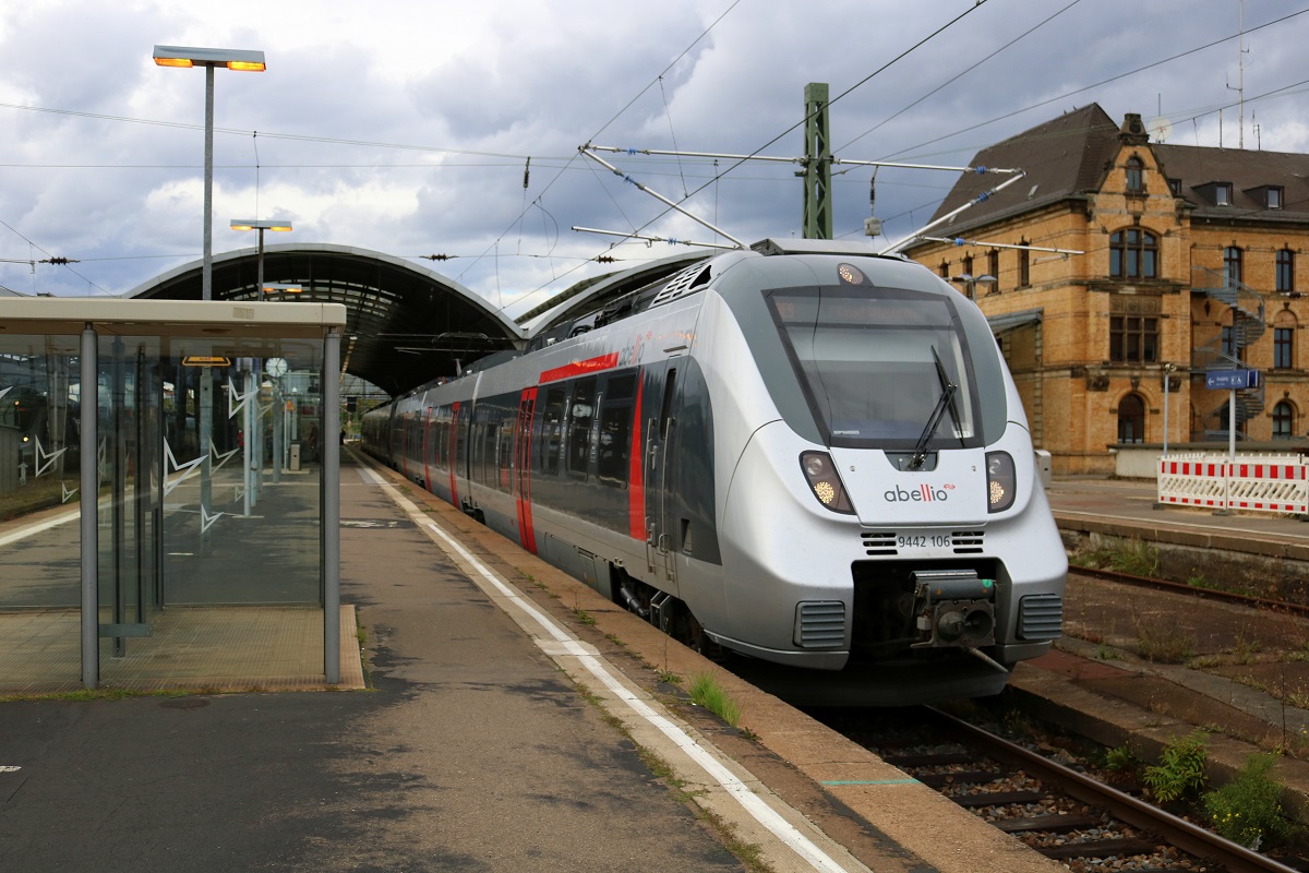 9442 106 und ein weiterer 9442 (Bombardier Talent 2) von Abellio Rail Mitteldeutschland als RE 74712 (RE9) von Bitterfeld nach Kassel-Wilhelmshöhe verlassen Halle(Saale)Hbf auf Gleis 4. [9.9.2017 - 17:07 Uhr]