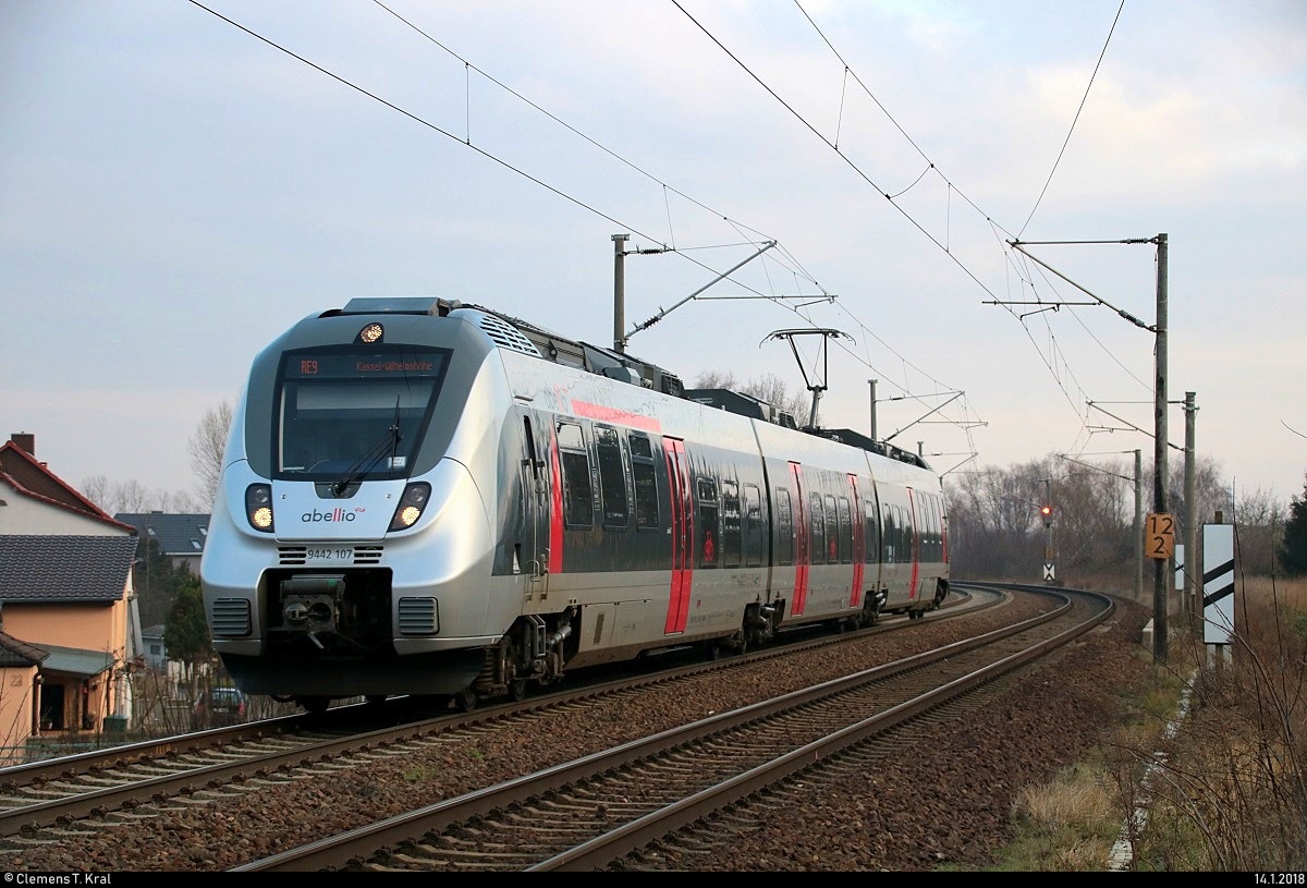 9442 107 (Bombardier Talent 2) von Abellio Rail Mitteldeutschland als RE 74712 (RE9) von Halle(Saale)Hbf nach Kassel-Wilhelmshöhe fährt in Zscherben, Angersdorfer Straße, auf der Bahnstrecke Halle–Hann. Münden (KBS 590). [14.1.2018 | 15:08 Uhr]