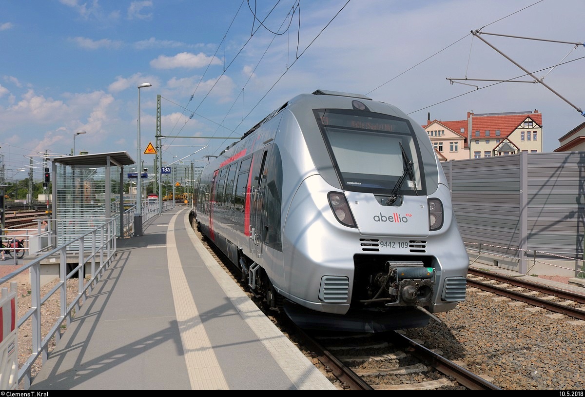 9442 109 (Bombardier Talent 2) von Abellio Rail Mitteldeutschland als RE 74709 (RE9) von Kassel-Wilhelmshöhe steht in seinem Endbahnhof Halle(Saale)Hbf Gl. 13a.
Auf dieser stark frequentierten RE-Linie kommen mittlerweile meist nur Dreiteiler zum Einsatz, sodass die Züge ordentlich voll werden.
[10.5.2018 | 13:02 Uhr]