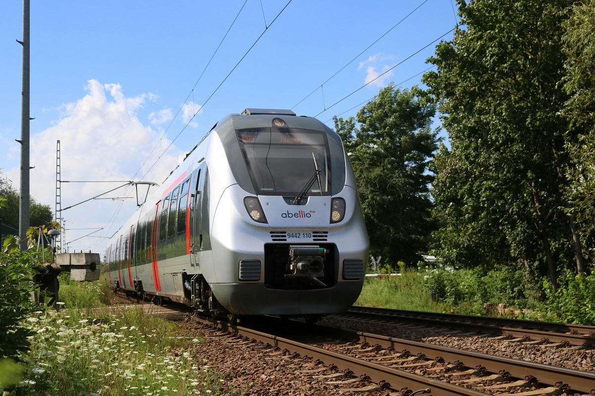 9442 110 (Bombardier Talent 2) von Abellio Rail Mitteldeutschland als RB 92299 (RB75) von Röblingen am See nach Eilenburg in Zscherben, Angersdorfer Straße, auf der Bahnstrecke Halle–Hann. Münden (KBS 590). [3.8.2017 - 16:17 Uhr]