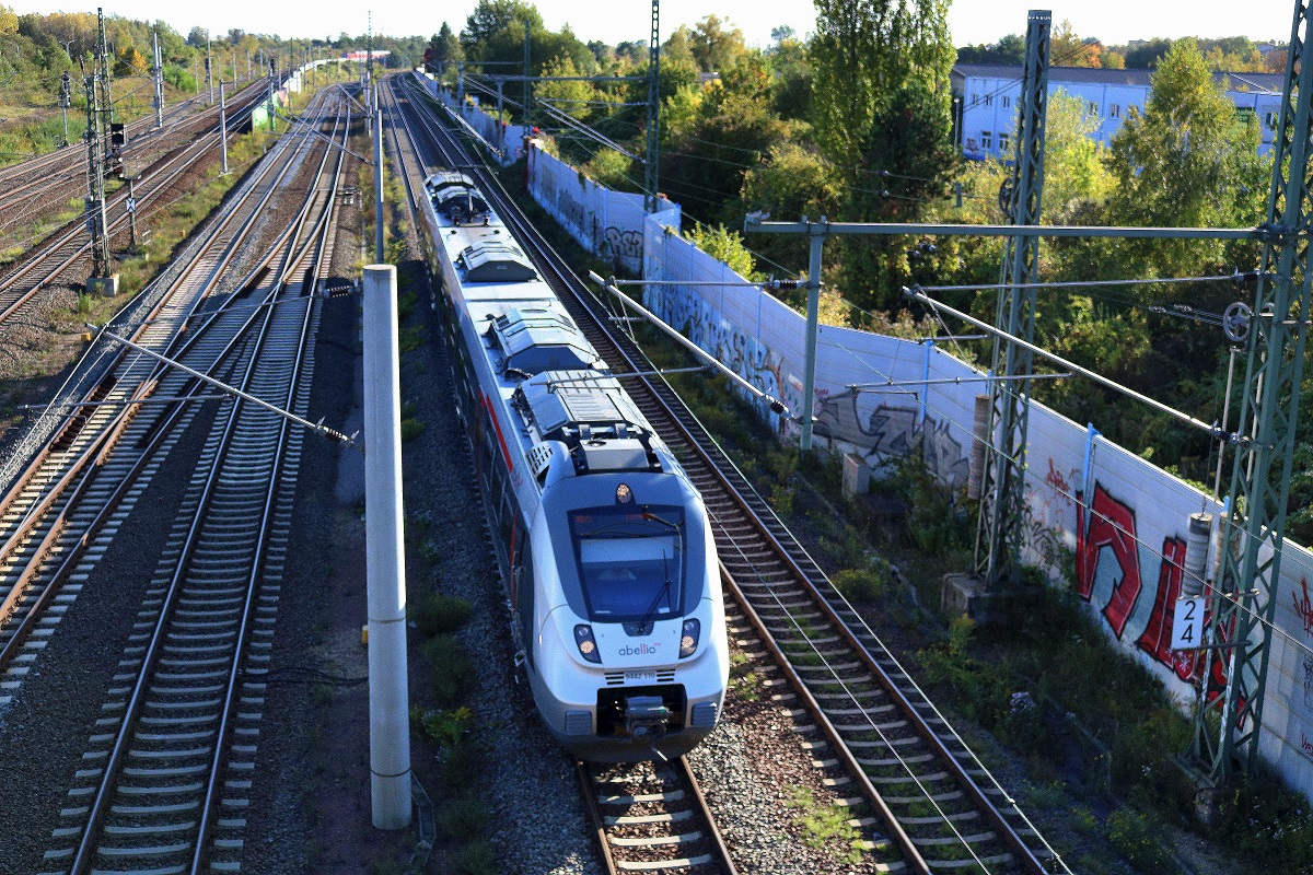9442 110 (Bombardier Talent 2) von Abellio Rail Mitteldeutschland als RB 74777 (RB75) von Lutherstadt Eisleben nach Eilenburg passiert den Abzweig Thüringen (At). Aufgenommen von der Brücke Dieselstraße in Halle (Saale). [3.10.2017 | 16:27 Uhr]