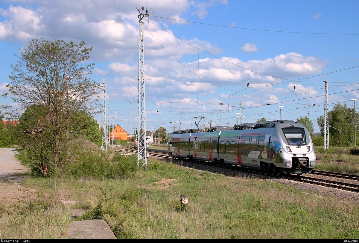 9442 112 (Bombardier Talent 2) von Abellio Rail Mitteldeutschland als RB 74784 (RB75) von Halle(Saale)Hbf nach Sangerhausen verlässt den Bahnhof Angersdorf auf der Bahnstrecke Halle–Hann. Münden (KBS 590). Aufnahmestandort öffentlich zugänglich. [30.4.2018 | 16:49 Uhr]