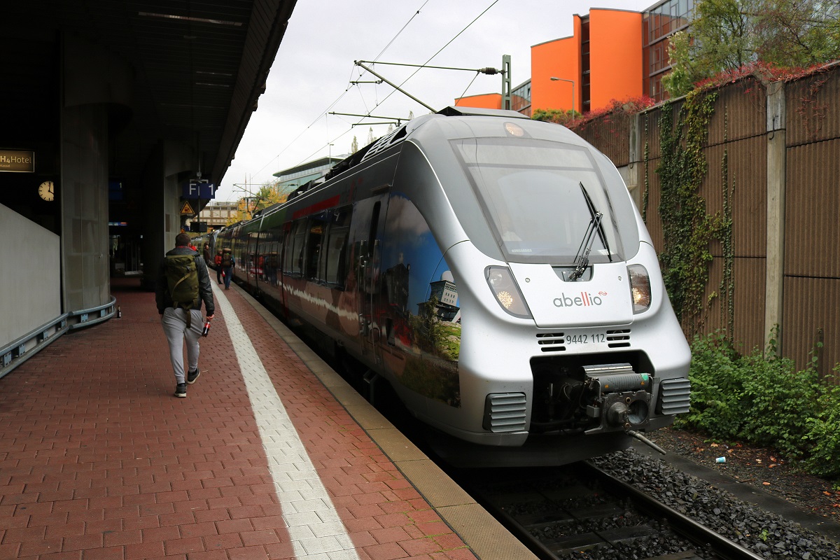 9442 112 und ein weiterer 9442 (Bombardier Talent 2) von Abellio Rail Mitteldeutschland als RE 74713 (RE9) nach Bitterfeld stehen im Bahnhof-Kassel-Wilhelmshöhe auf Gleis 1. [22.10.2017 | 16:04 Uhr]